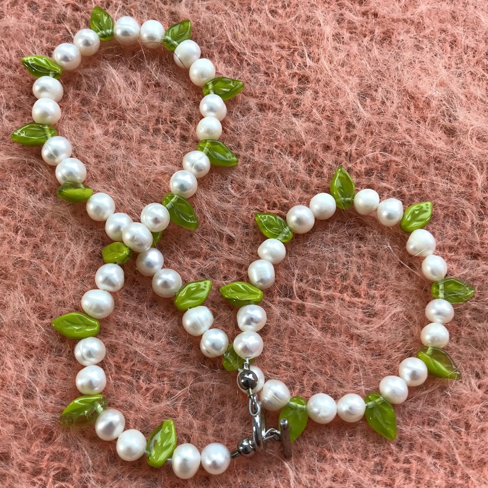 Natural PEARL & Chartreuse Glass Leaf Beads Choker